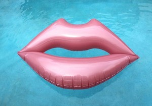 lips pool float
