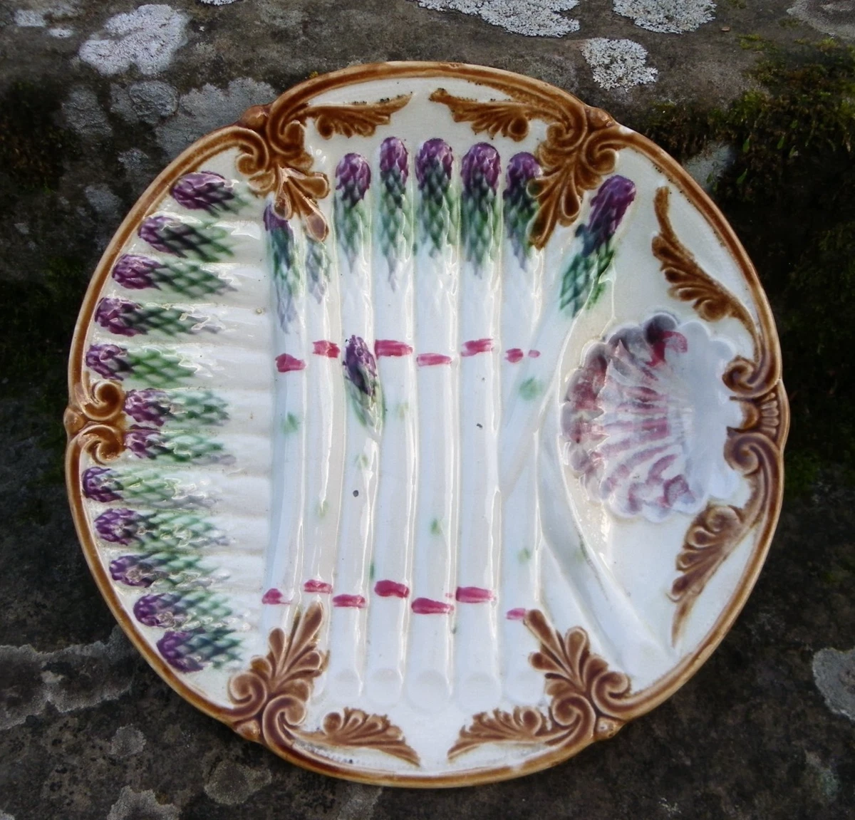 Paire D'assiettes à Asperges Et Artichauts En Barbotine/majolique - Fabrication Française Orchies - Pièce De Décoration Vintage