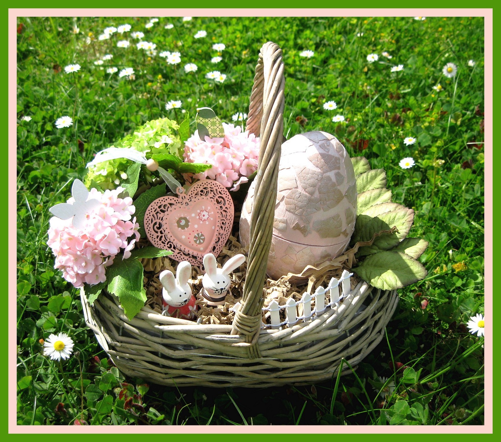 Composition Joyeuse Pâques pour décoration de table printanière et chasse aux œufs