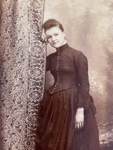 Fotografia antica cartolina armadio bella donna tenda lunga Howard City MI - Foto 4 di 4