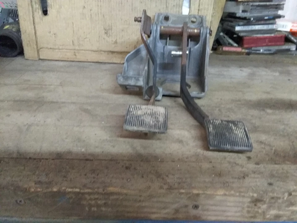 1995-2007 FORD RANGER CLUTCH PEDAL ASSEMBLY OEM 1995-2007 - image 2 of 4