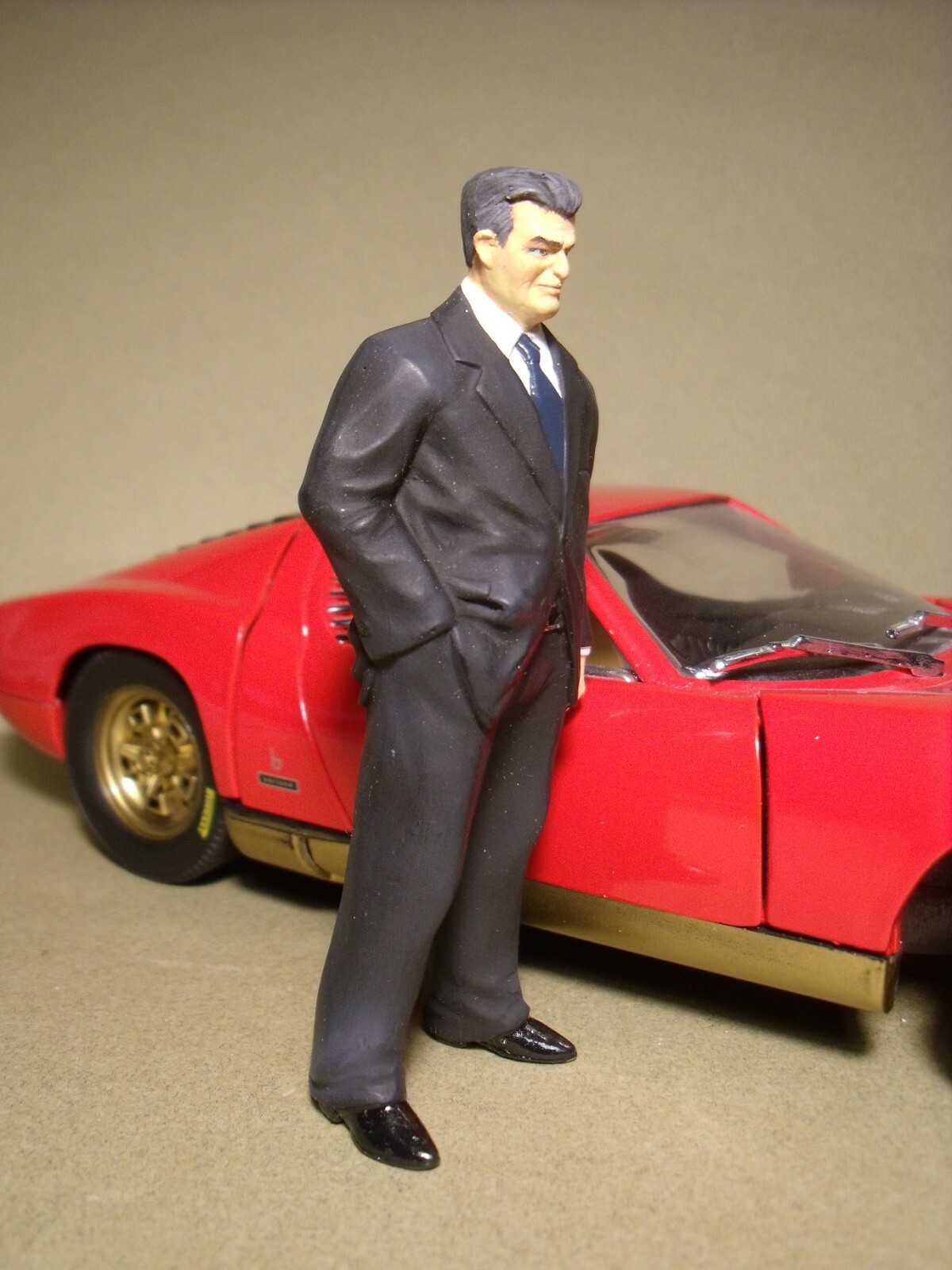 Figurine 1/18 Ferruccio Lamborghini miniature non peint pour diorama Autoart et Minichamps