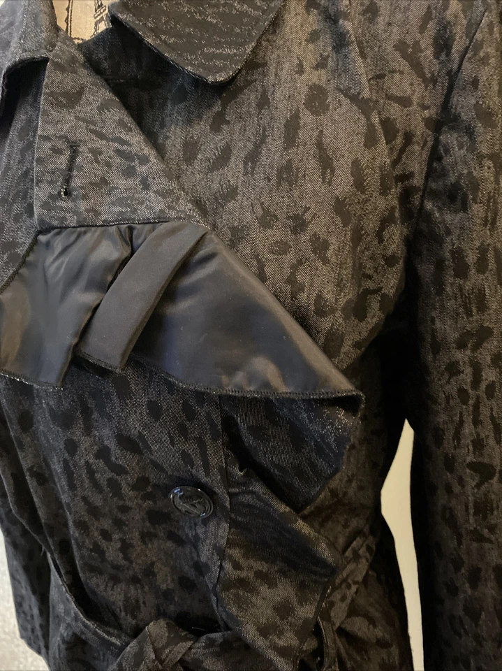 Chaqueta Willi Smith Azul Volantes Estampado Animal Talla XL Con Cinturón de Corbata. Foto 2 de 4