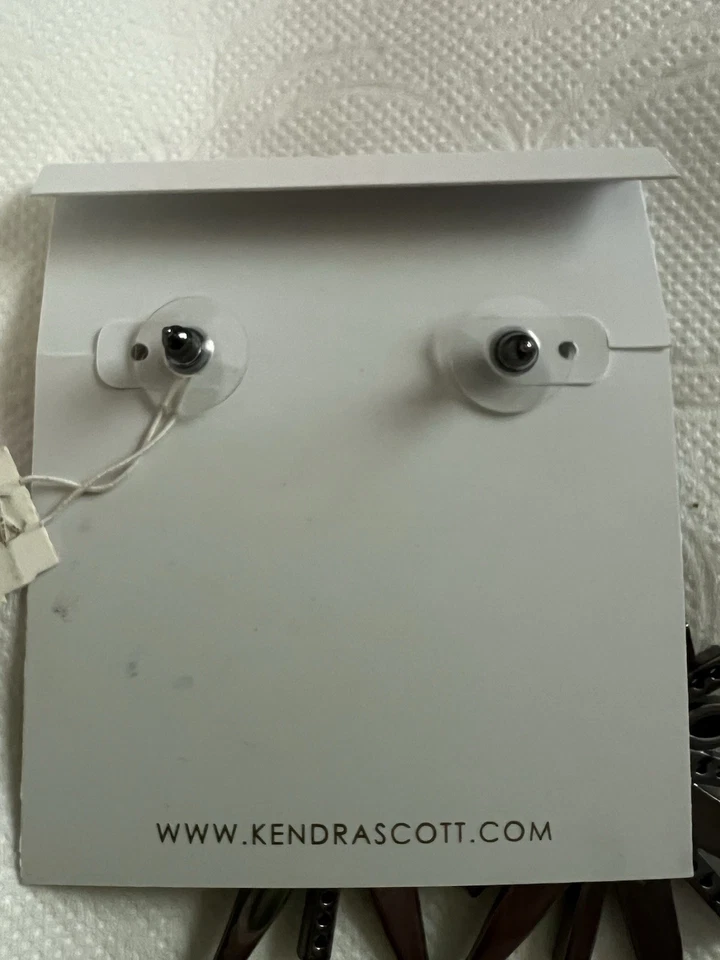 Pendientes Kendra Scott Isadora Declaración Tono Gunmetal Cristal Iridiscente Acentos Foto 3 de 4