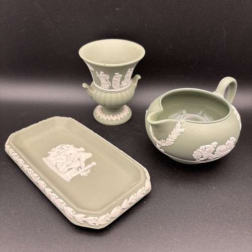 Wedgwood Jasperware weiß auf salbeigrün Trio süßes Tablett Posey Urne & Milchkännchen