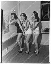 o10876 1940's orig photo unknown babes beauty contestants getting ready in dress