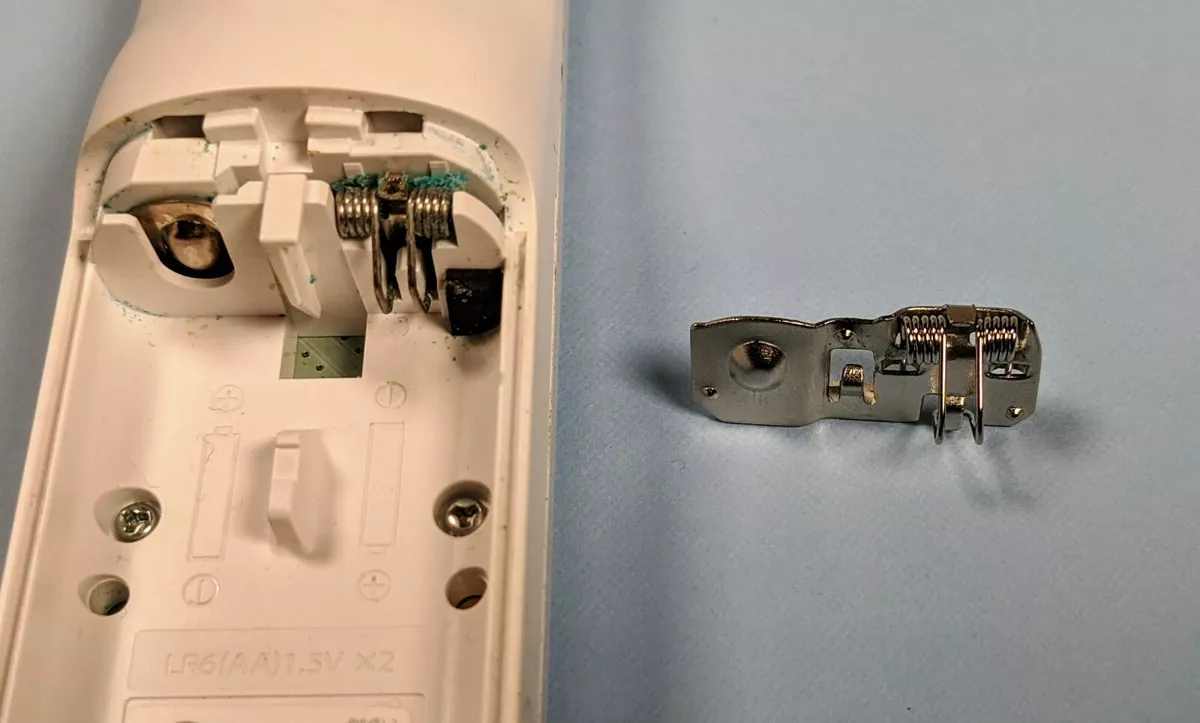 Nintendo Wii Wiimote replacement battery terminals Rusty leaking FREE P P
