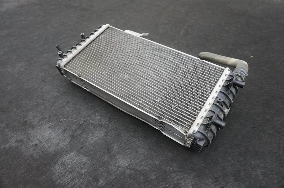 Radiador auxiliar trasero derecho OEM 4S0121212B Audi R8 4S 2017-23 Foto 2 de 4