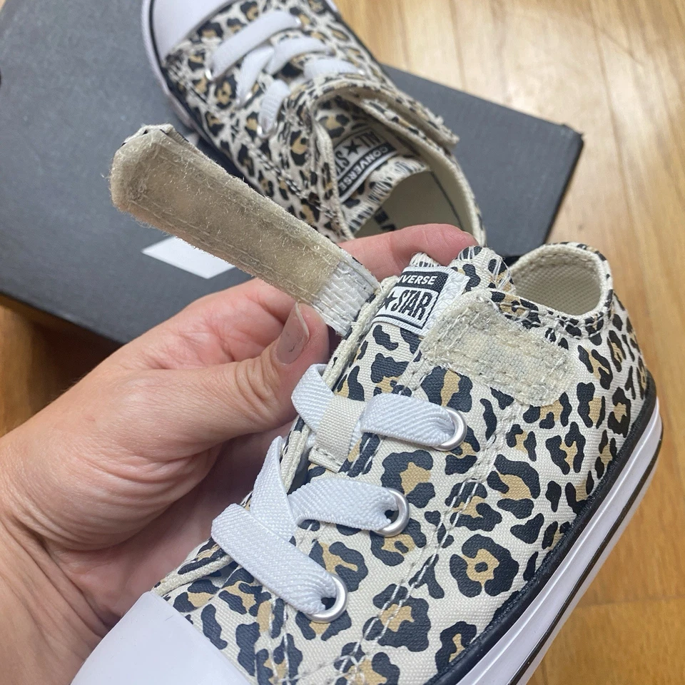 Zapatillas deportivas Converse para niñas pequeñas con estampado de leopardo 766298F talla 8 Foto 4 de 4