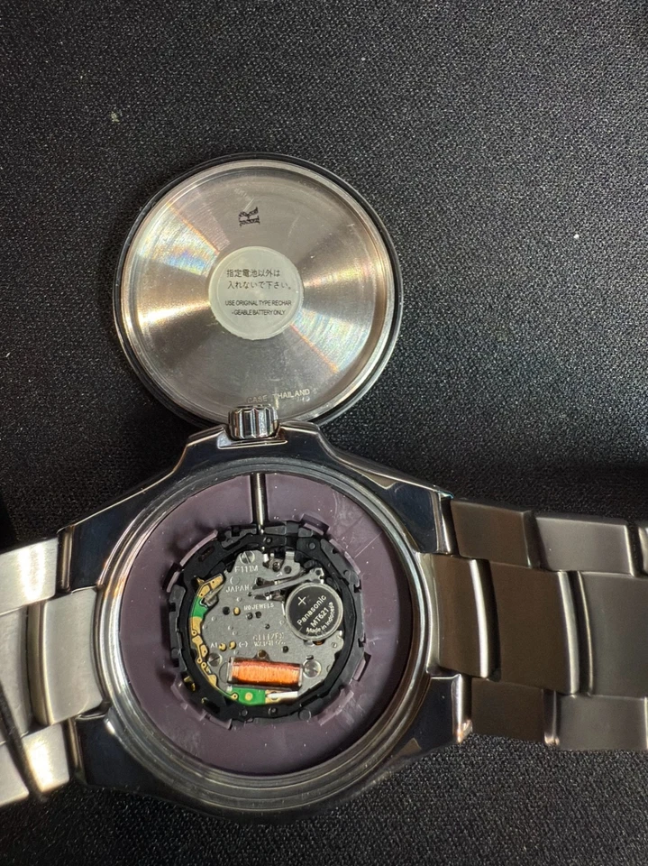 Reloj para hombre Citizen Eco-Drive titanio zafiro esfera azul E111-8078369 WR100 Foto 4 de 4