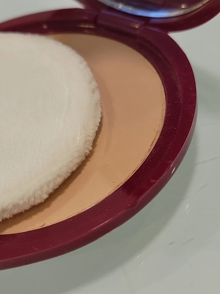 Polvo compacto ultra fino Deborah Cipria acabado natural suave, hecho en Italia Foto 4 de 4