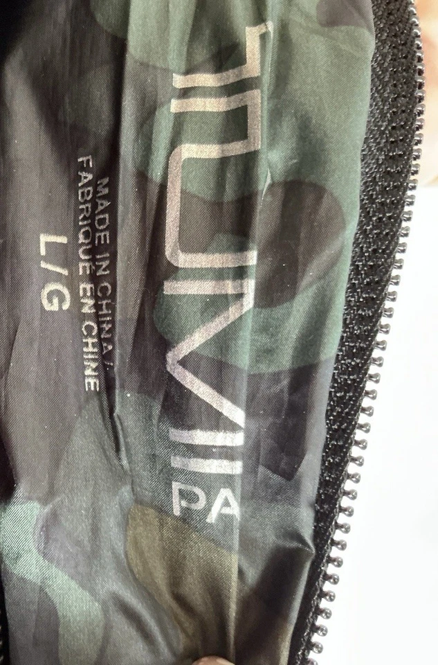 TUMI Men's CAMO Puffer Jacket - size large! Perfect condition - Image 4 of 4