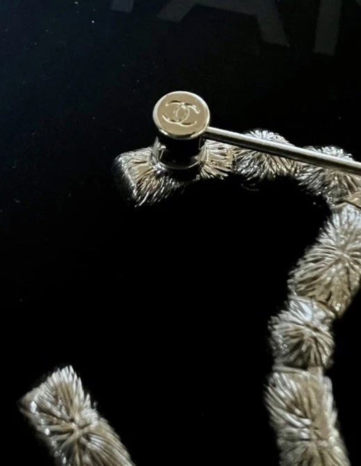 Broche prendedor CHANEL cristal perla logotipo CC Foto 3 de 4