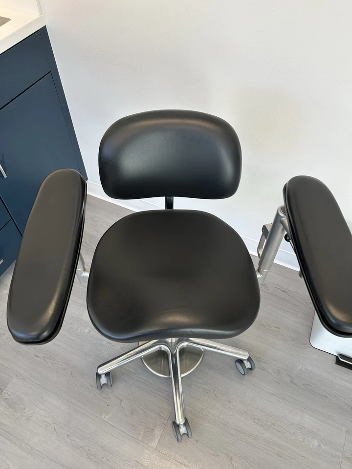 Silla quirúrgica BRUMABA Balance Advance F - Reposabrazos ajustables 3D Foto 2 de 4