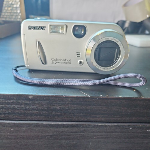 Sony - Digitalkamera - Cybershot - DSC-P52 - 3.2MP - Silber