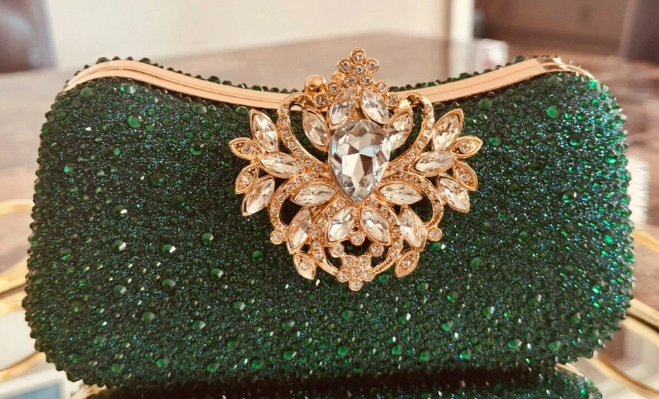 Hermoso bolso de fiesta de lujo con tachuelas de diamantes de imitación como brillo esmeralda"