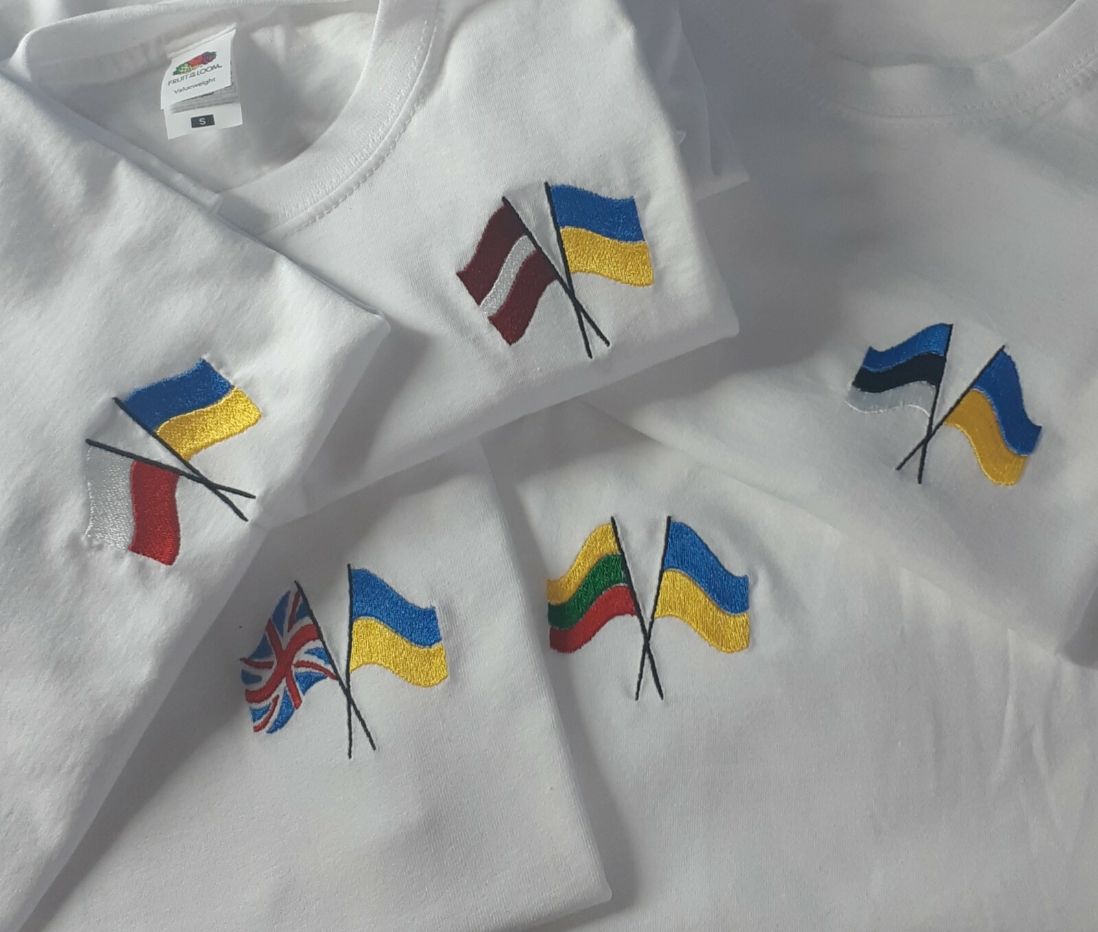ALTRA Stand With Ucraina T shirt unisex con bandiere incrociate Ucraina altro paese
