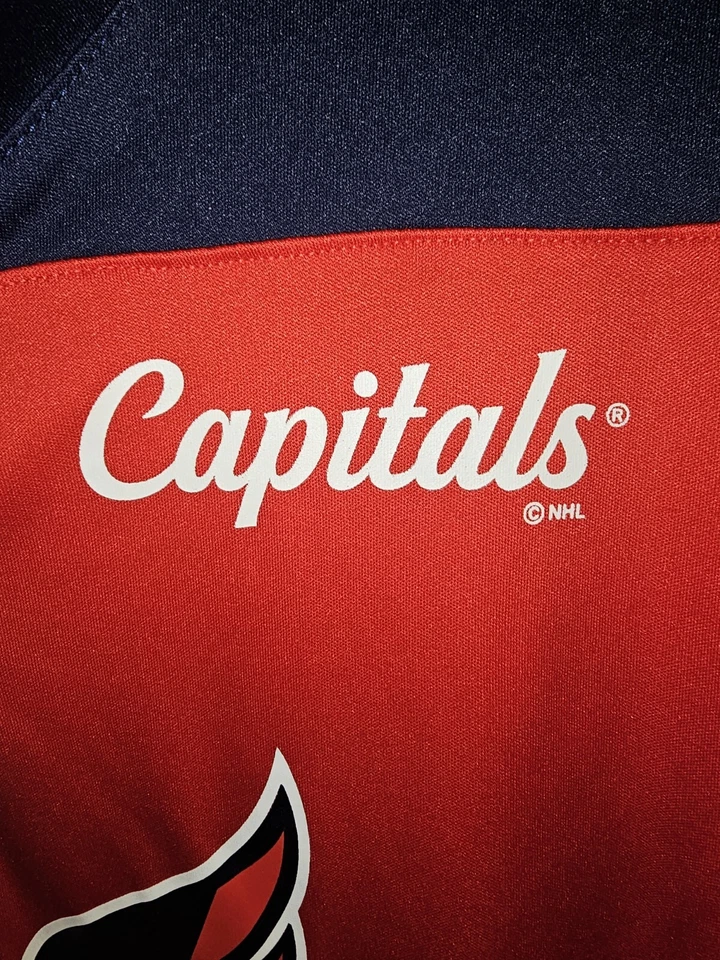 Camiseta deportiva de manga corta con logotipo gráfico rojo pequeño de Washington Capitals para mujer NHL Foto 4 de 4