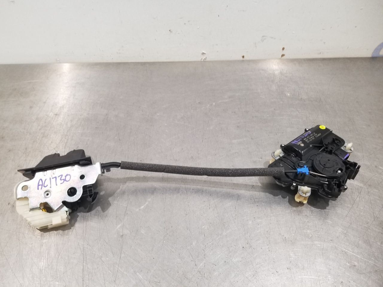 17 BENTLEY BENTAYGA REAR TRUNK DECKLID LOCK LATCH WITH ACTUATOR