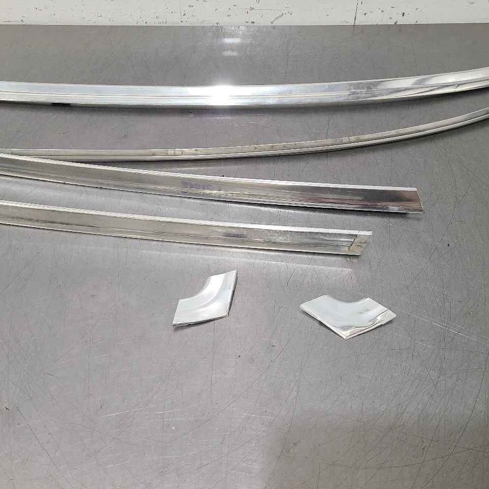 88 1988 MERCEDES-BENZ 560SL 107 TYPE WINDSHIELD GLASS TRIM SET CHROME Foto 4 de 4