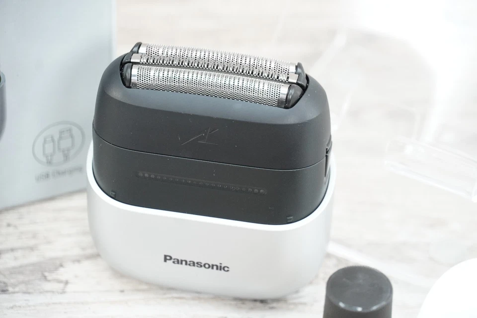 Panasonic Swipe Right ES-CM3A Compact Rechargeable Shaver 3 Blade USB Razor - Image 3 of 4
