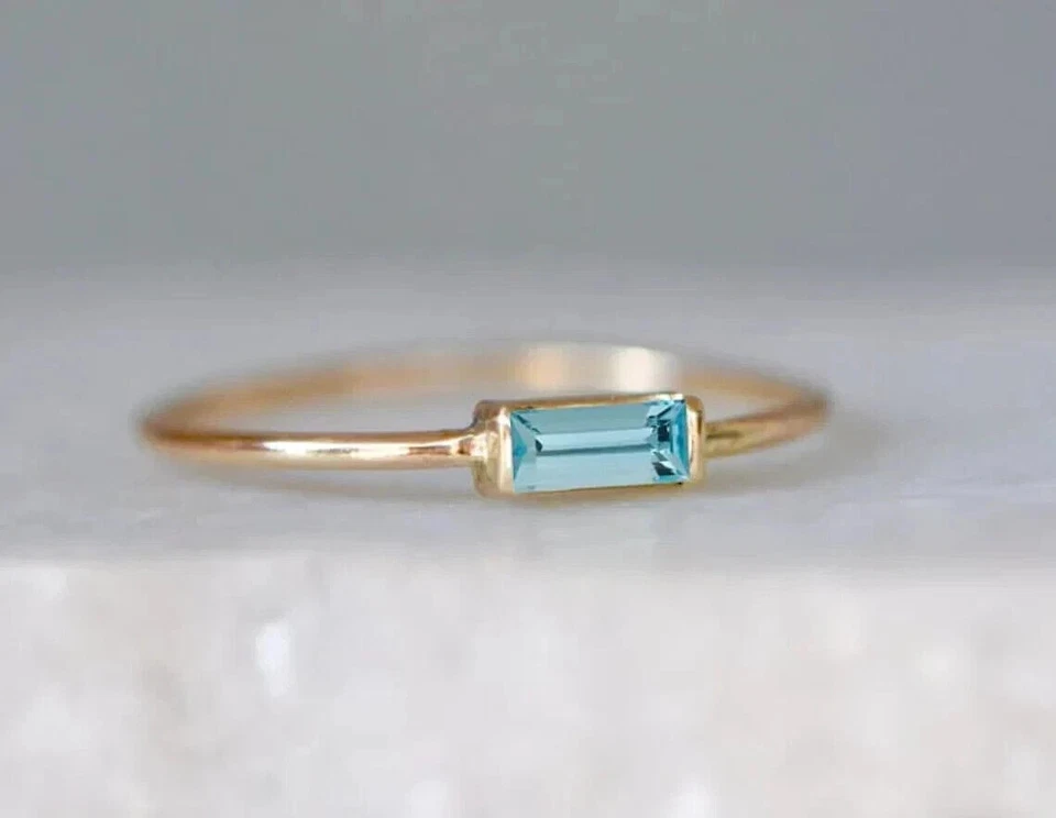 Anillo de compromiso aguamarina simulada corte esmeralda de 1 quilate enchapado en oro amarillo de 14 k Foto 2 de 4