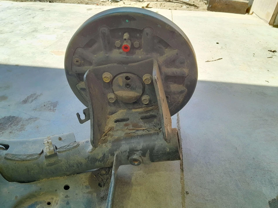 Conjunto de viga de eje trasero Nissan Sentra 14 15 con bujes - frenos de tambor OEM Foto 3 de 4