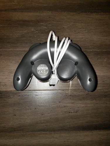 METAL MARIO CONTROLLER Joystick Wired Fight Pad Chrome - Nintendo Wii U Wii VGC - Picture 2 of 2