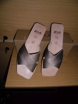 RIA MENORCA tolle Pantoletten Echtleder Gr.42 NEU gold