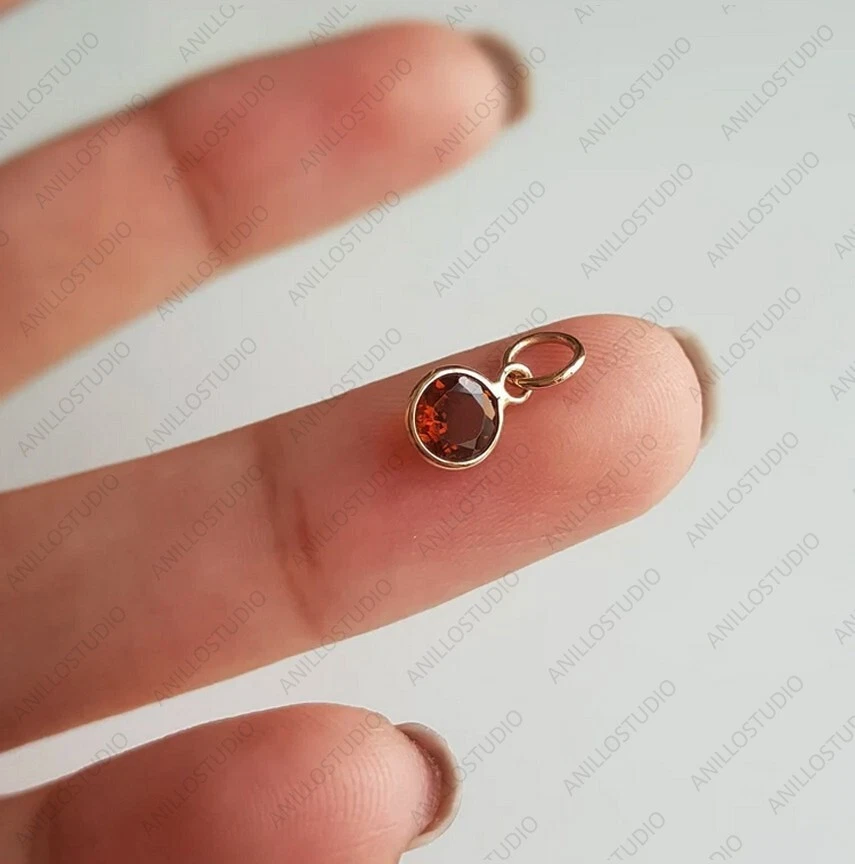 Pequeño colgante de piedras preciosas de granate de hessonita natural para aro de oro amarillo de 18 k Foto 3 de 4