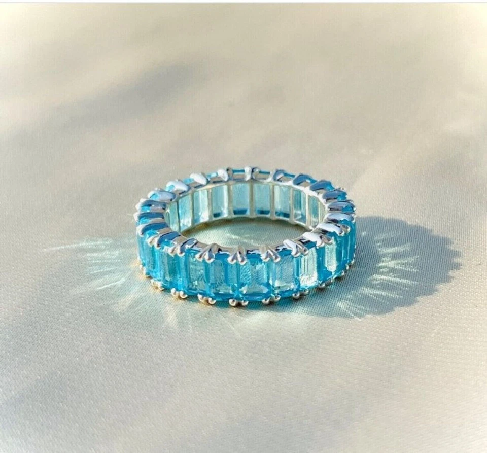 Alianza de boda enchapada en oro blanco de 14 quilates con topacio azul simulado corte esmeralda de 2,5 quilates Foto 3 de 4