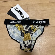 H&M MOSCHINO Chain Design Shorts US2