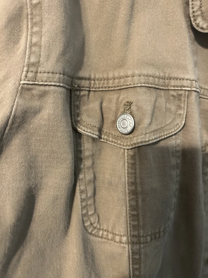 Chaqueta elástica para mujer Gap verde con pantalones plateados. Talla XL. Usado. Foto 3 de 4