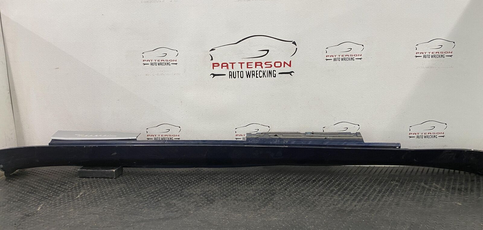 05-08 MASERATI QUATTROPORTE M139 ROCKER PANEL PASSENGER SIDE TRIM MOLDING BLUE