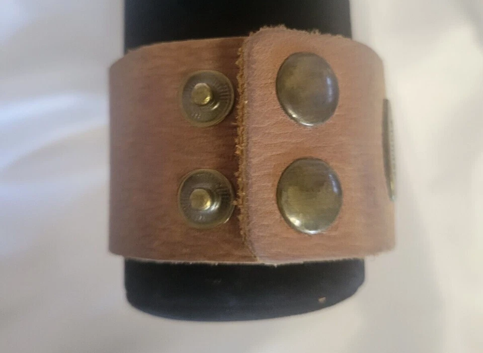 Plunder皮革袖口可调节扣环手链 — 第 4/4 张图片