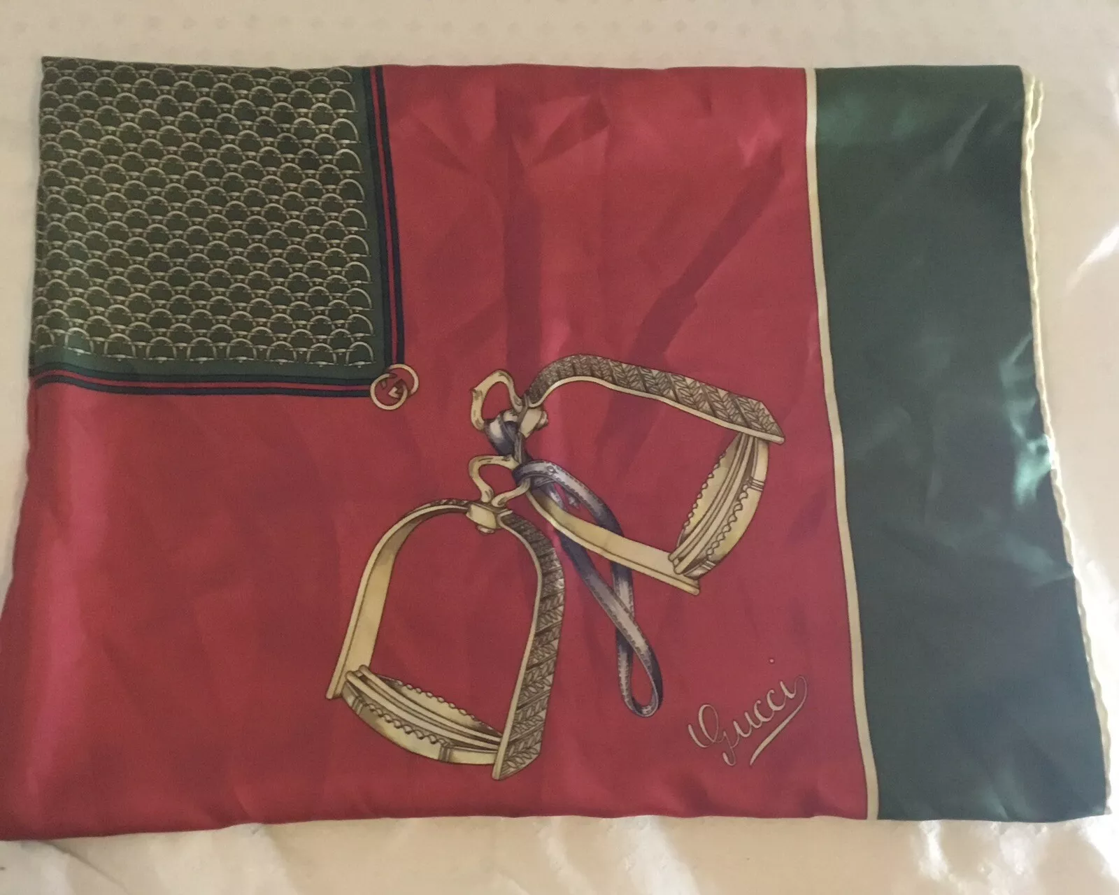 Écharpe Gucci femme 100 % soie fabriquée en Italie 