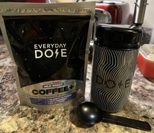 Barattolo da caffè a funghi in scatola tutti i giorni, tostatura delicata e vetro e cucchiaio in metallo nero