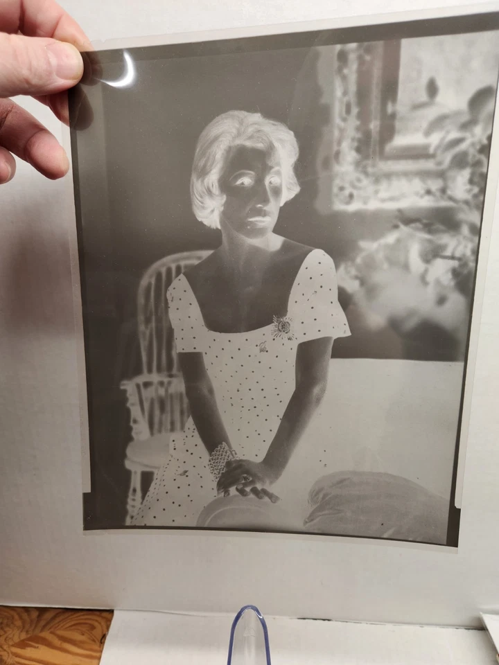 Negativo vintage de actriz en una escena de película Foto 4 de 4