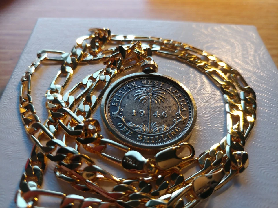 Colgante de chelín de palmera de África Occidental Británica 1946 en cadena llena de oro de 24" 18k Foto 2 de 4
