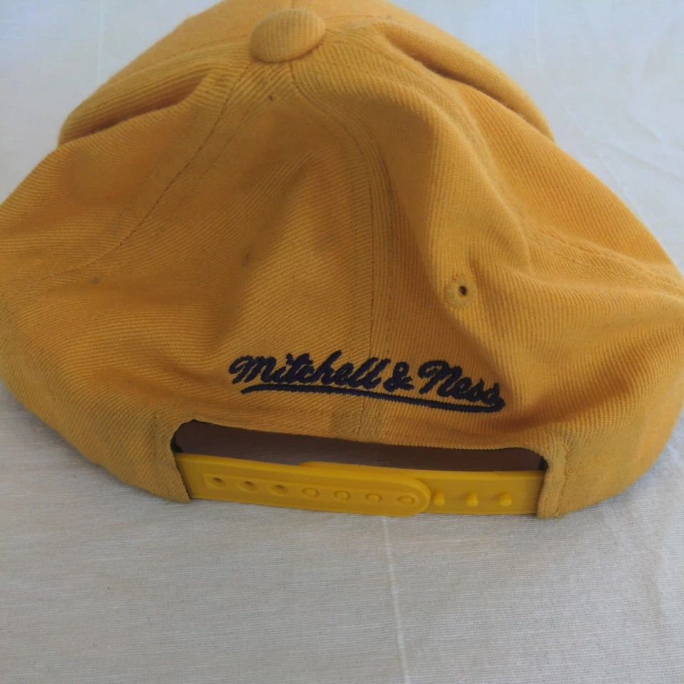 湖人队 x Mitchell & Ness Snapback 背靠背 87-88 NBA 冠军罕见金色  — 第 3/4 张图片