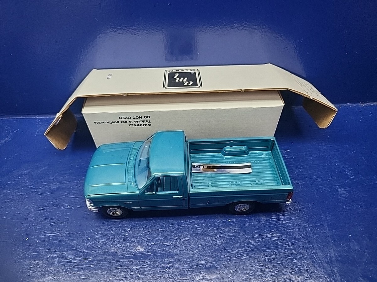 Ford F-150 1/32スケール AMT 1992 Ford F150 Flareside Truck - Plastic Model Truck Vehicle