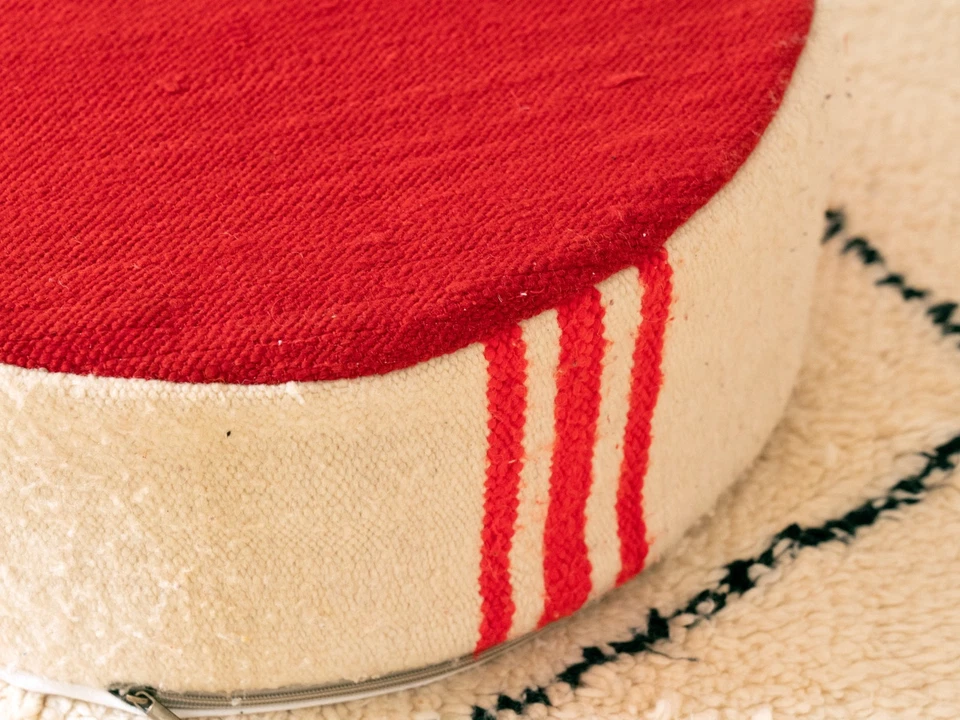 Puf Bereber Kilim 20x20 Marroquí Hecho a Mano Alfombra Cojín de Suelo Blanco y Rojo Foto 3 de 4