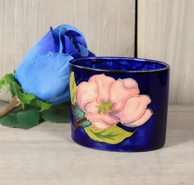 Petit Vase Vintage en Barbotine de Moorcroft Pottery Bleu Fleur Magnolia Ovale - Photo 1/4