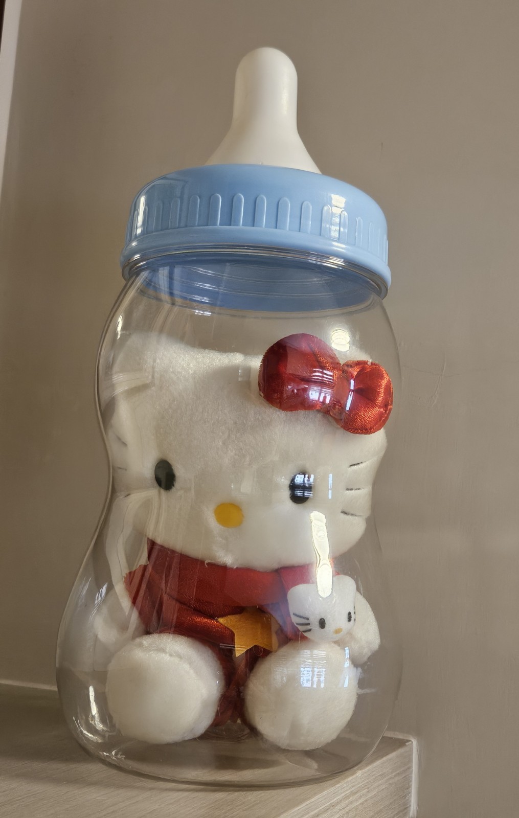 Peluche Hello Kitty dans son biberon géant de 33 cm pour déco de chambre vintage