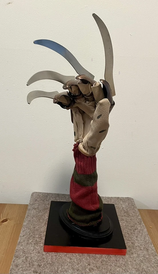 Soporte de exhibición de guantes Freddy Krueger Pesadilla en Elm Street Guante de lujo Inc Foto 4 de 4