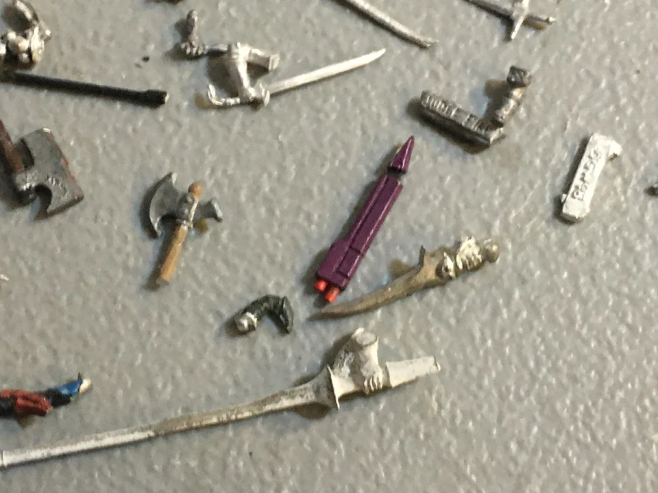 A32593 MINIATURAS DESCONOCIDAS LOTE DE BROCAS DE METAL CABEZA DE ESPADA TRONO ARMA CAPITÁN Foto 4 de 4