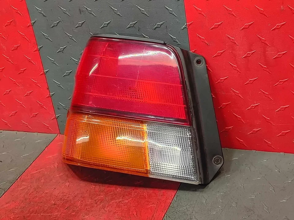 Conjunto de luz trasera izquierda para conductor Toyota Tercel 95-97 OEM Foto 3 de 4