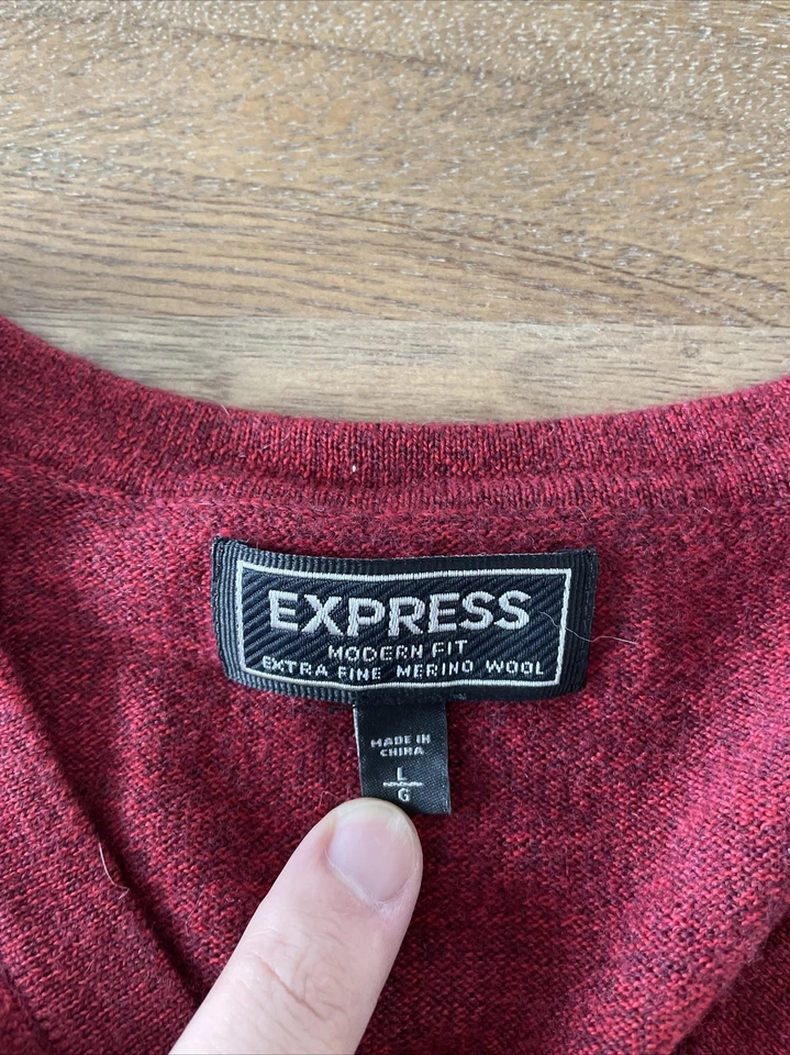 Suéter Express 100 % lana merino cuello en V manga larga para mujer grande rojo calce moderno Foto 3 de 4