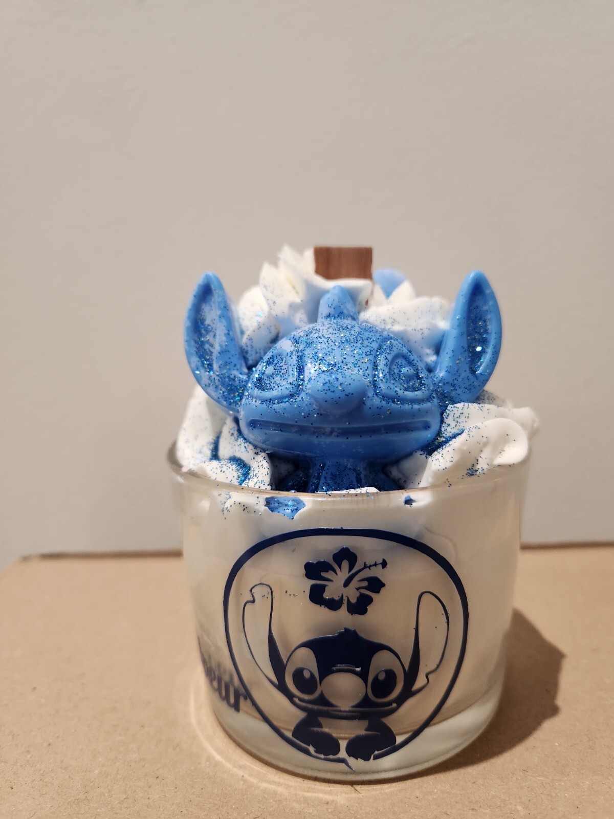 Bougie parfumée Stitch Rêveur coulée à la main en pot de verre bleu