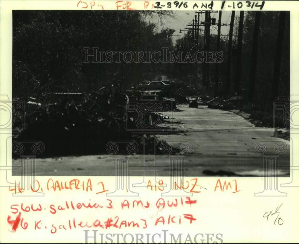 1985 Press Photo Dumped garbage litters Metairie Lawn Drive of Galleria project